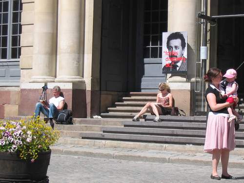 ...but I focused my attention on a young girl with beautiful long legs, which was reading a book before the Nobel museum:) 